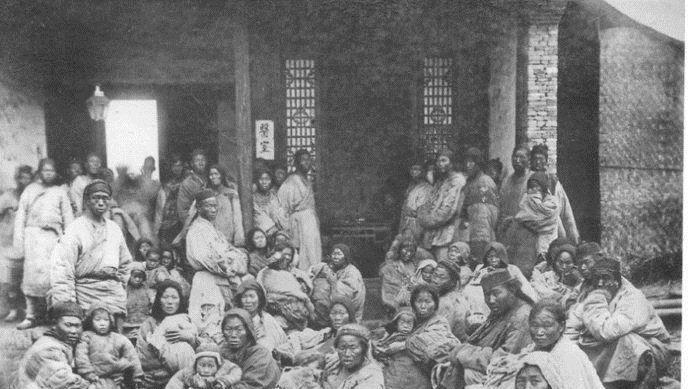 下图为住|清朝末的人们遭遇大水灾是怎么活的,罕见老照片