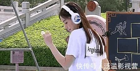 愷弟|baby戴耳機跳舞時,誰注意到宋雨琦下意識的表情,只有女生懂