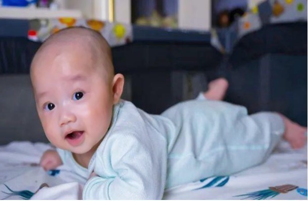 宝宝|6月龄宝宝会有以下“本领”,如果不达标,建议家长做个全面检查