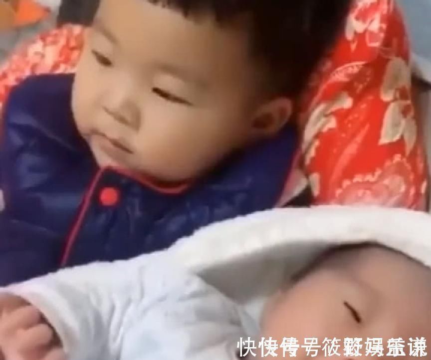 动画片|听见弟弟大闹,4岁宝宝做出的反应,网友:智商高