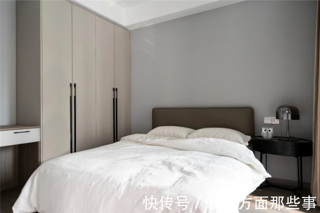 一日三餐|140平现代风四居室,原木与灰打底,点缀一抹棕