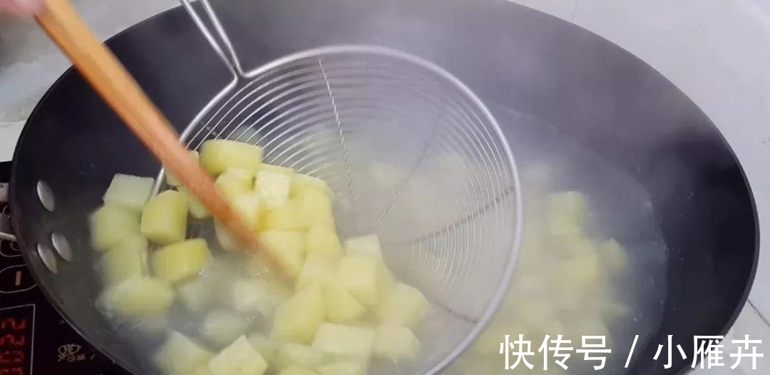 干锅|土豆又出新吃法,教你简单一做,比干锅土豆做法简单,比薯条好吃