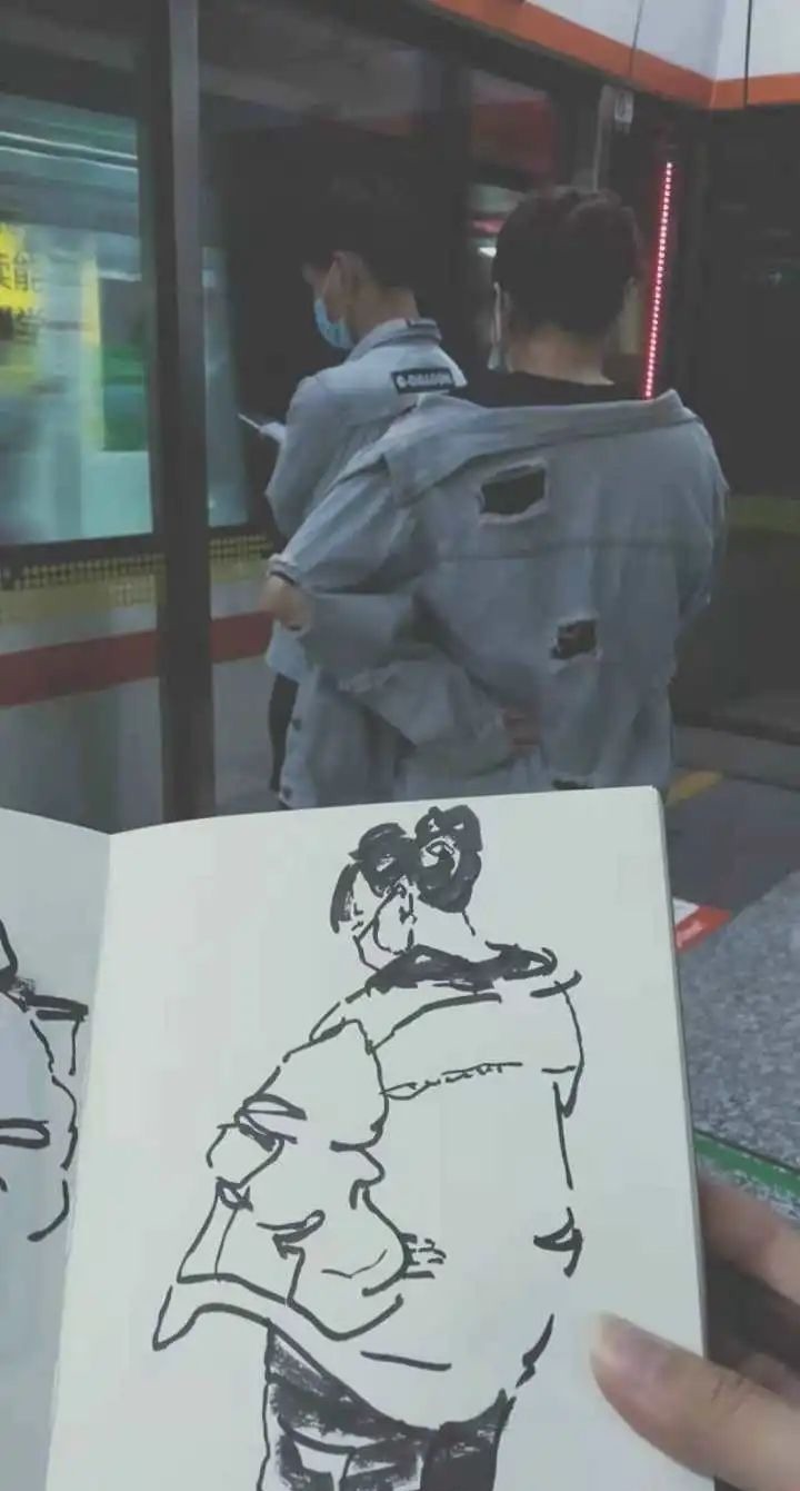 杭州地铁2号线@3年画了12000多幅!地铁早晚高峰上,他画了这些偶遇的人