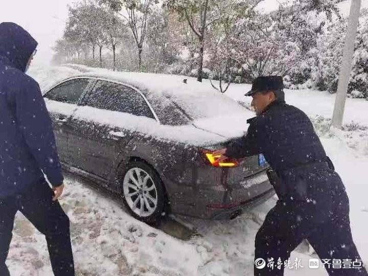 霍秀刚|私家车在大雪中“趴窝”，济南市中网格驻巡民警及时援助