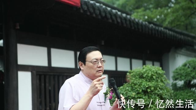 范曾|“铁嘴”梁宏达的书法不赖，瘦硬坚挺，网友盛赞，专家未入门