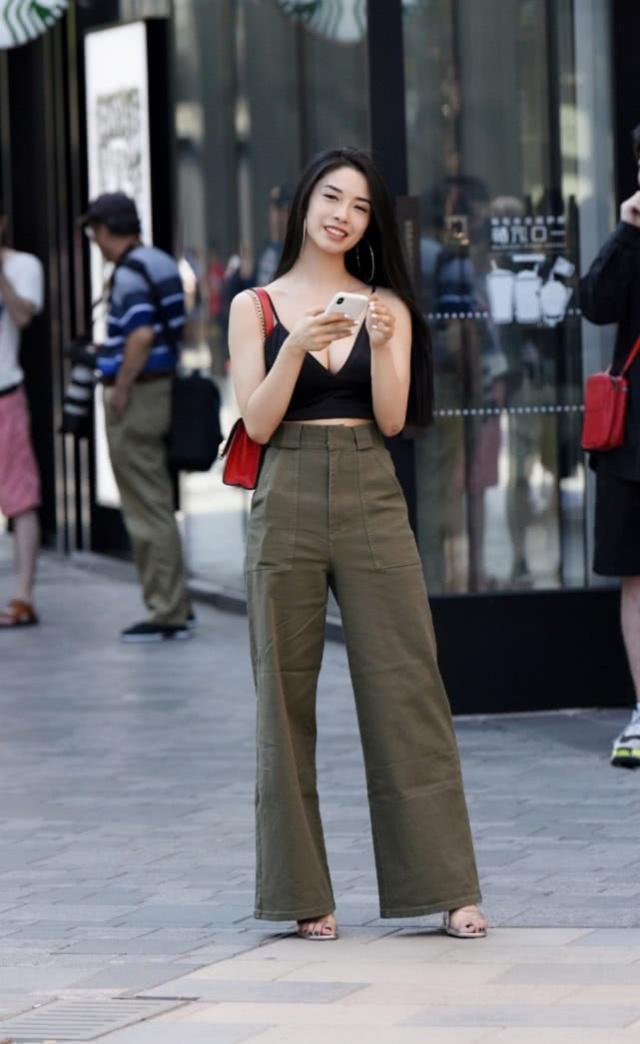 街拍:美女打扮的清新可爱,尽显清新靓丽的女人味