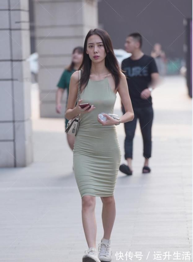 裹身长裙 浅绿色裹身长裙,正面是清新时尚风,背面是狂野时尚风