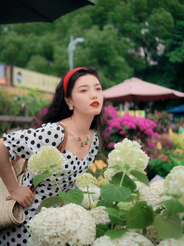 淡雅 40+女生秋天备这3条裙子,搭配西服、针织衫更优雅,时髦又减龄