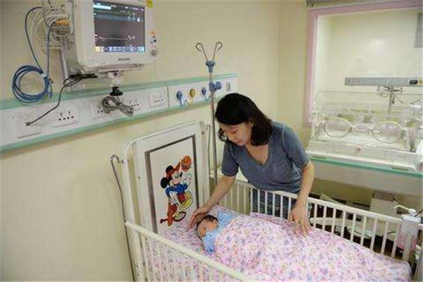 妈妈|新生儿是怎样找妈妈的虽然闭着眼睛,但他有4个自带的“技能”