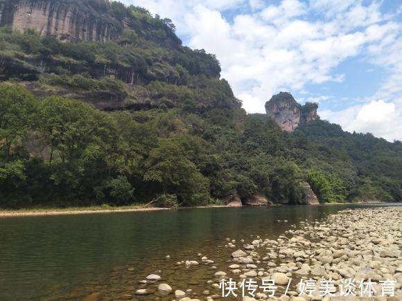 武陵山腹地现成群“奇鱼”,梭型无鳞,似从地下河游出