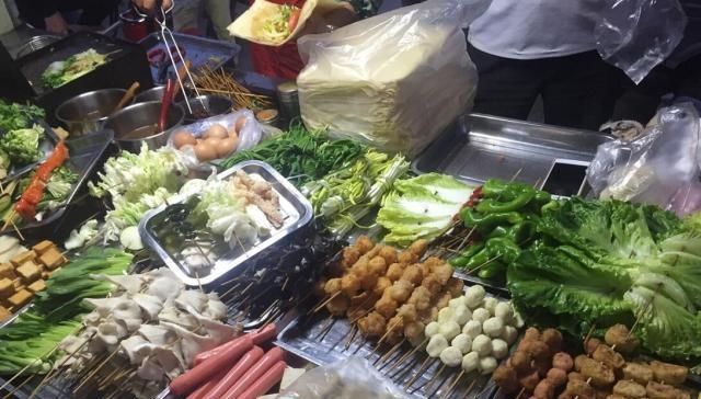 徐州|大妈摆摊做菜煎饼,一出摊就被人围住,七元一张三十种蔬菜随便卷