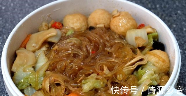 北方人爱吃一锅炖,食材丰富做法简单,自己炖一锅当午饭也不错!