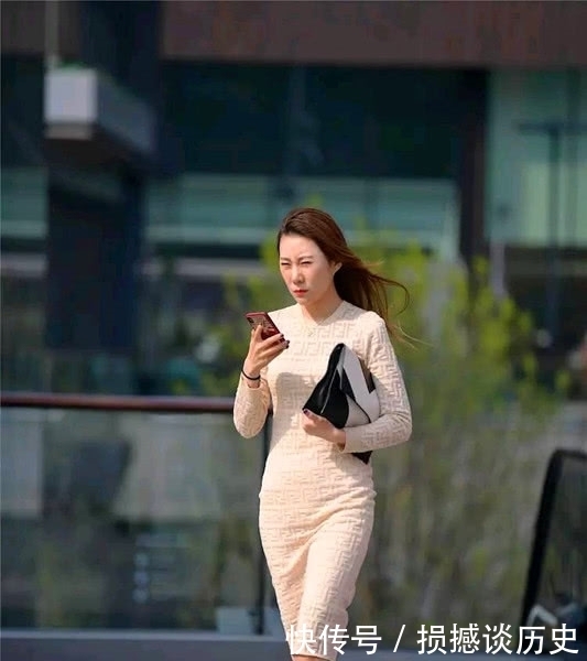 白皙|街拍成熟气质的美女,肌肤白皙容颜娇美