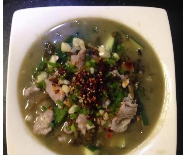 干辣椒|夏至过后，教你一道口水酸菜牛肉，用汤拌饭开胃解腻，营养十足。