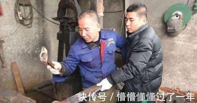 青龙偃月刀@尴尬:关公“青龙偃月刀”重出江湖,却无人能够单手举起!