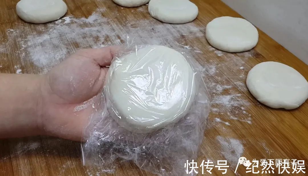 以后鸡蛋饼就这么做,教你简单做法,个个鼓大泡,一次成功不失败
