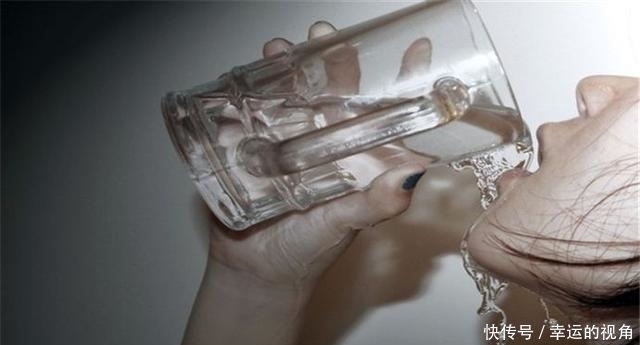 多喝水|多喝水能够预防血栓,但奉劝大家:1个时间段一口都不要多喝