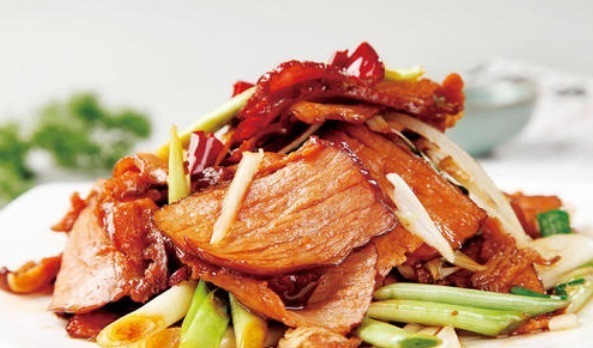 炒腊肉，切了直接炒是错的，多做关键2步，腊肉软嫩鲜香，不油腻