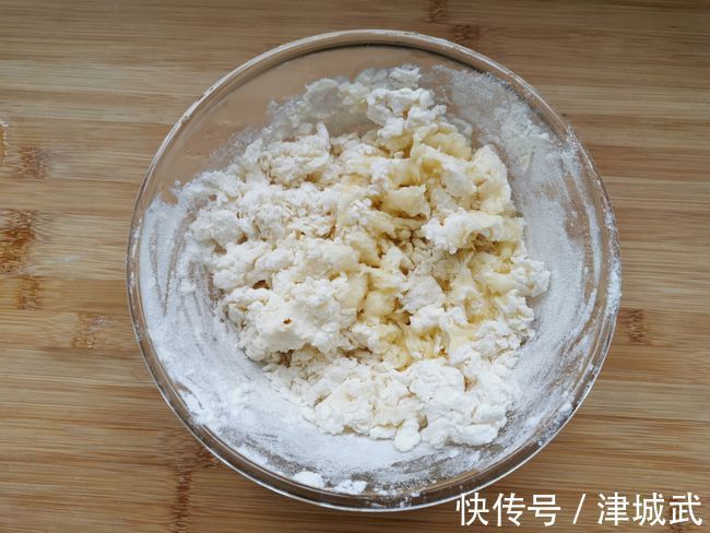 天冷了，这早餐小饼多做给孩子吃，营养暖胃，无需发面，柔软筋道