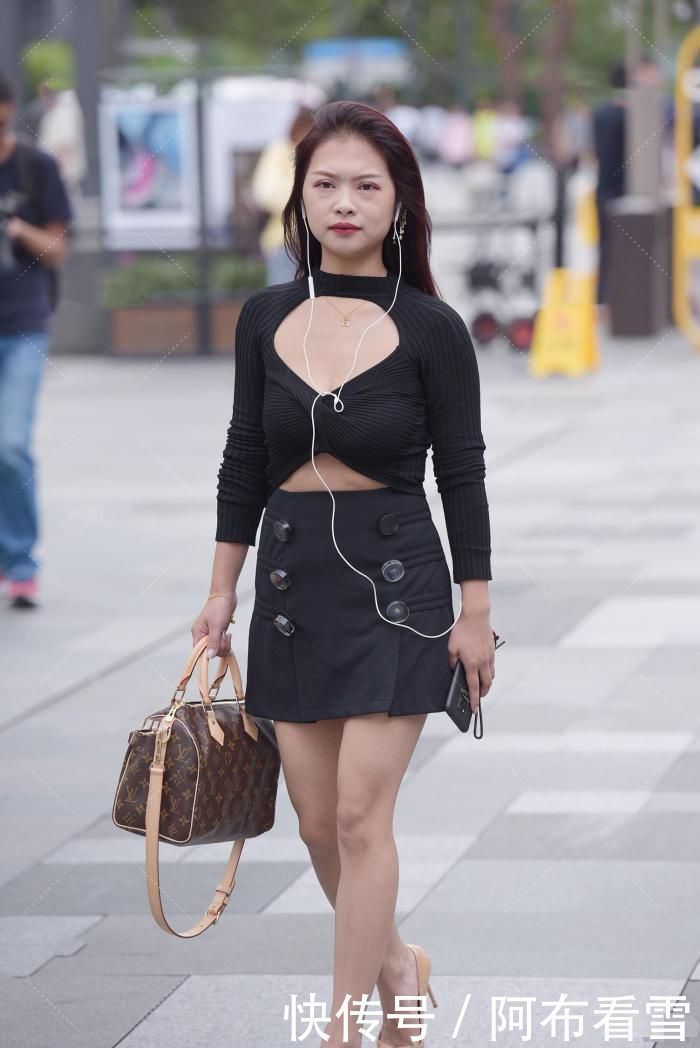 美女|美女黑色上衣扭麻花设计很特别,人群中最靓丽的是她