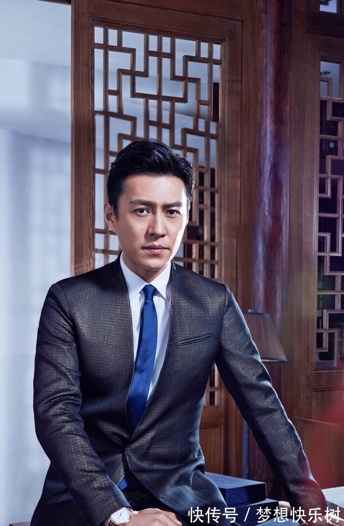 新职#意料之中!靳东出任新职!没曾想其硬笔书法也成为交流传阅的焦点