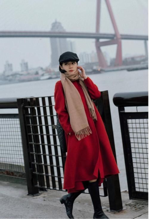 复古红 除了“高级灰”,“复古红”也有高级感,搭配各种单品很时尚