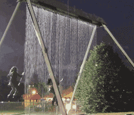 |搞笑GIF:女孩出门一定要注意 别被人偷走东西了都不知道