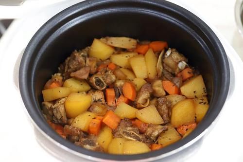 迷迭香|香喷喷的排骨焖饭,做法超简单!孩子一口气吃了两碗,想挑食都难