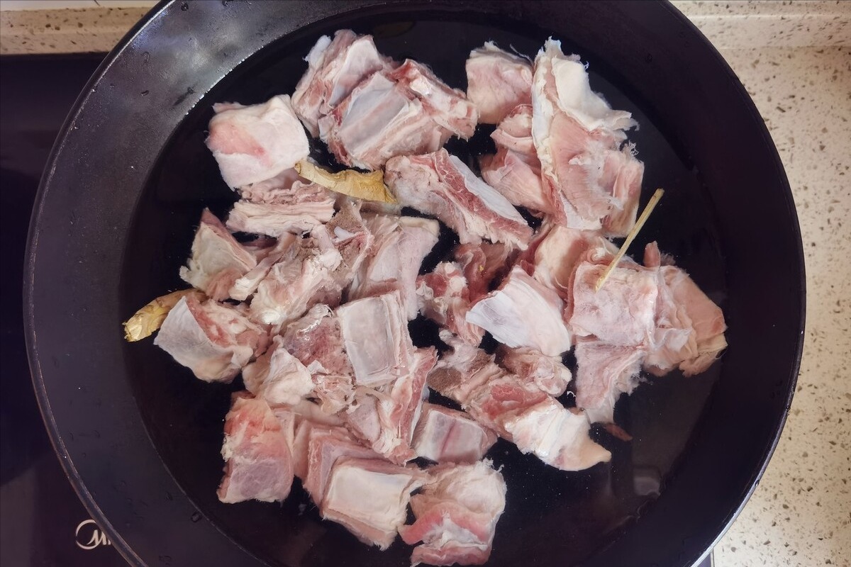 夏天多喝羊汤有好处,炖羊肉时,调料只需这5样,羊汤鲜美无膻味