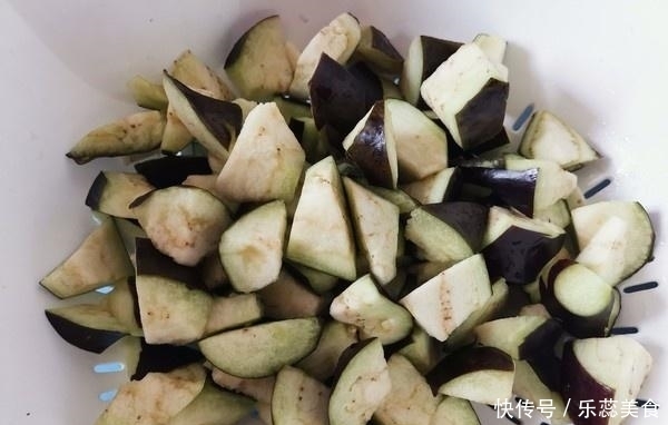 炒茄子时，8成人漏了这一步，厨师长教你这样做，不吸油又下饭！