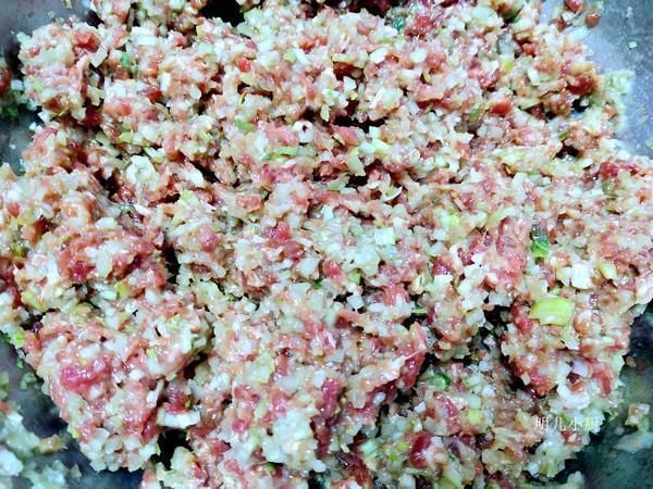 花生油|拌饺子馅加油还是加鸡蛋？教你正确做法，又鲜又香，咬一口都是汁