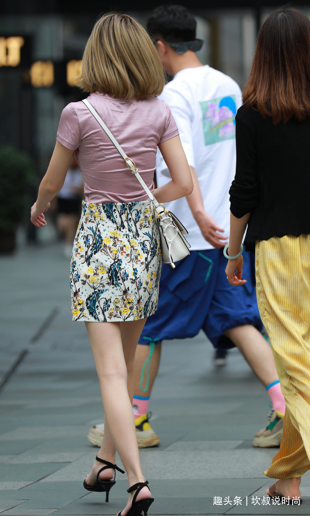 碎花 街头风碎花短裙,一点不亚于年轻小姑娘,太过于气质迷人