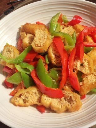 家常香辣芹菜豆腐菜，香辣开胃，营养美味，下饭还解馋