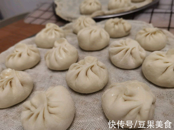 5分钟就能做好的猪肉白萝卜小笼包，简单又好吃
