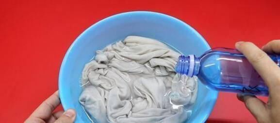 清水|白衣服别只用清水洗,教你正确清洗方法,干净如新,方法简单实用