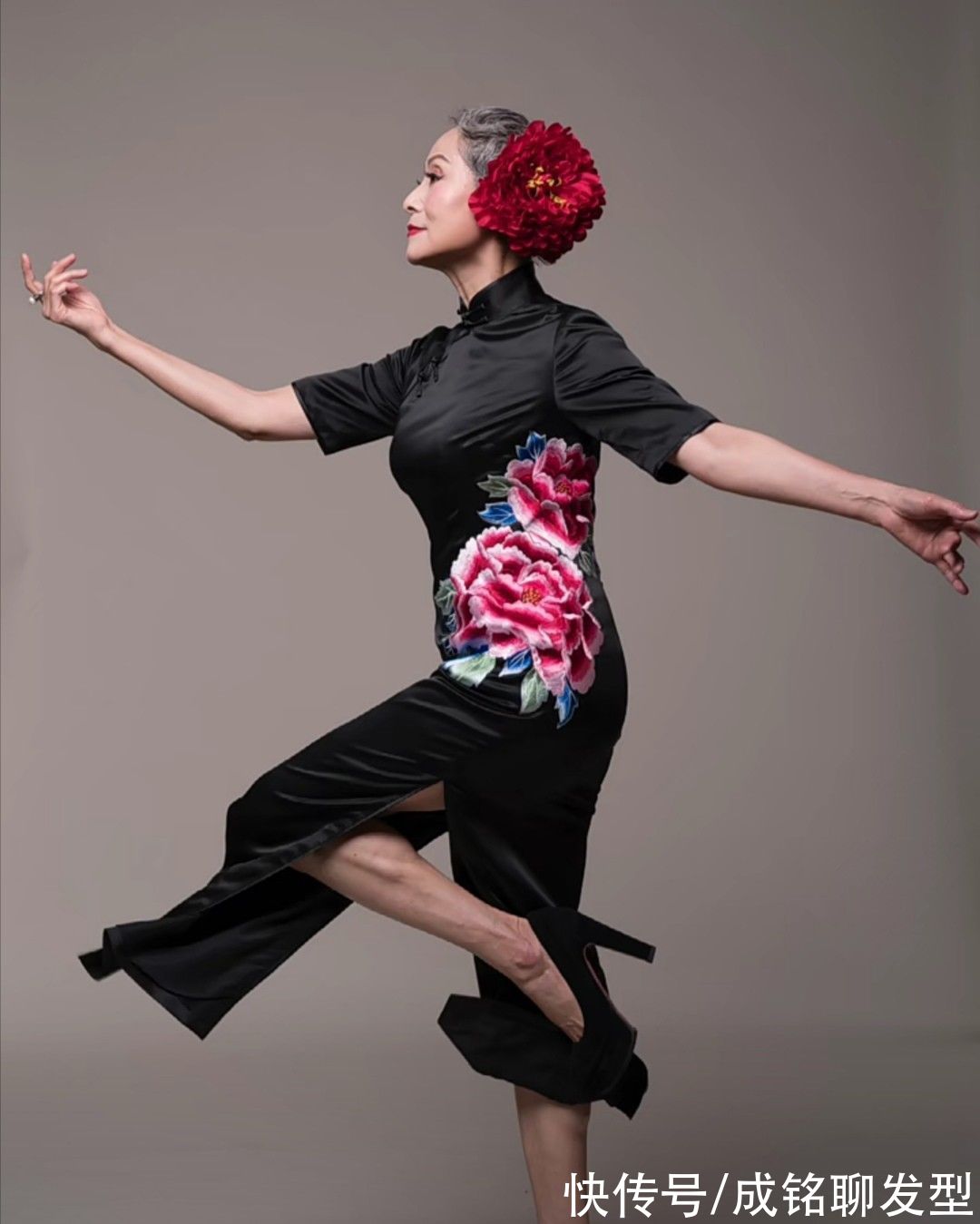 穿搭|头发变白满脸皱纹又怎样？70岁奶奶穿牛仔踩高跟，时尚不输年轻人