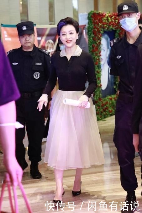 洋气|53岁杨澜越老越时髦,娃娃衫配纱裙不算啥,头上染一撮蓝毛才洋气