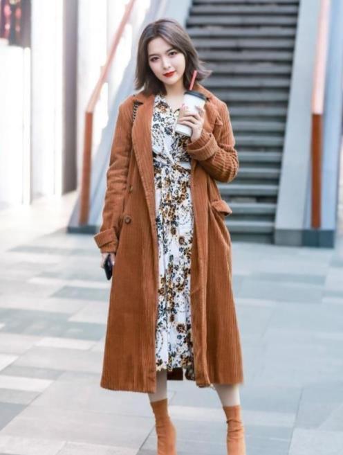 街拍:少见的红黑穿搭,勾画出女人的美妙身姿,吸引人的炙热目光