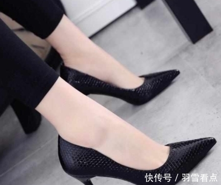 展现出|尖尖的高跟鞋穿上优雅的女性气质,展现出工作场所的直率和干练气质