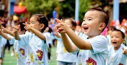 公立幼儿园|4岁女儿放学回家，紧扯裤子说“不能尿尿”，脱下裤子妈妈气哭了