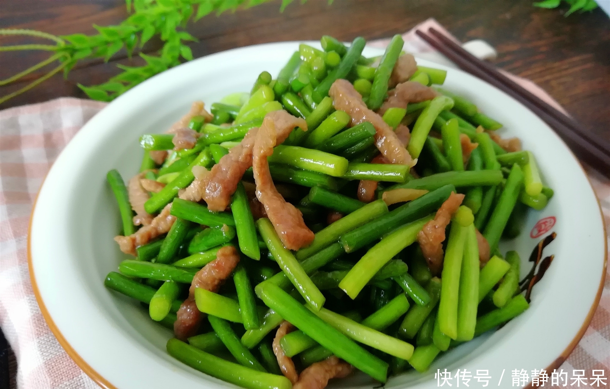 蒜薹炒肉丝的家常做法,教你小技巧,蒜苔入味,肉丝滑嫩不柴
