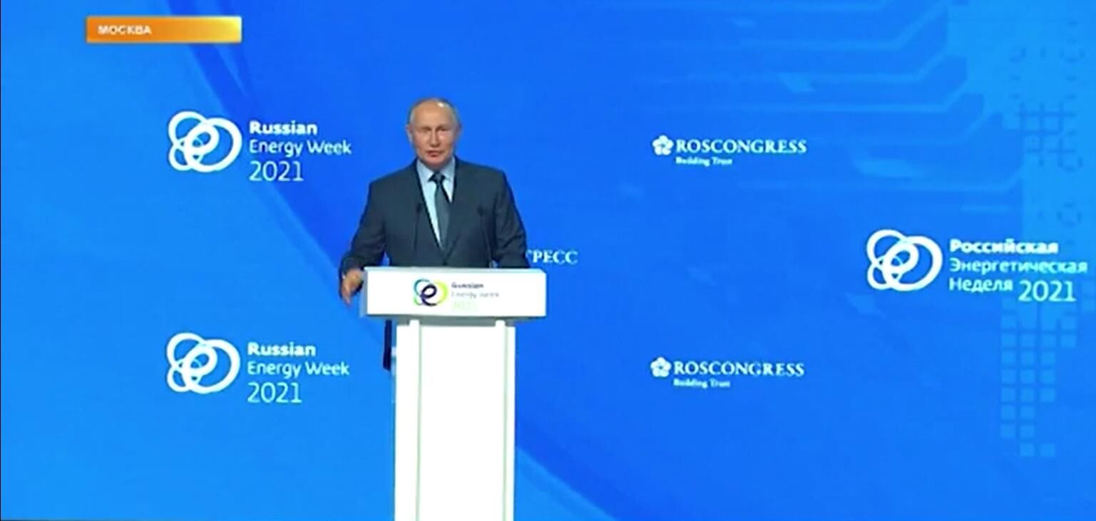 |面对美媒主持人提问，普京幽默回应：漂亮女性，她好像没听我在说什么