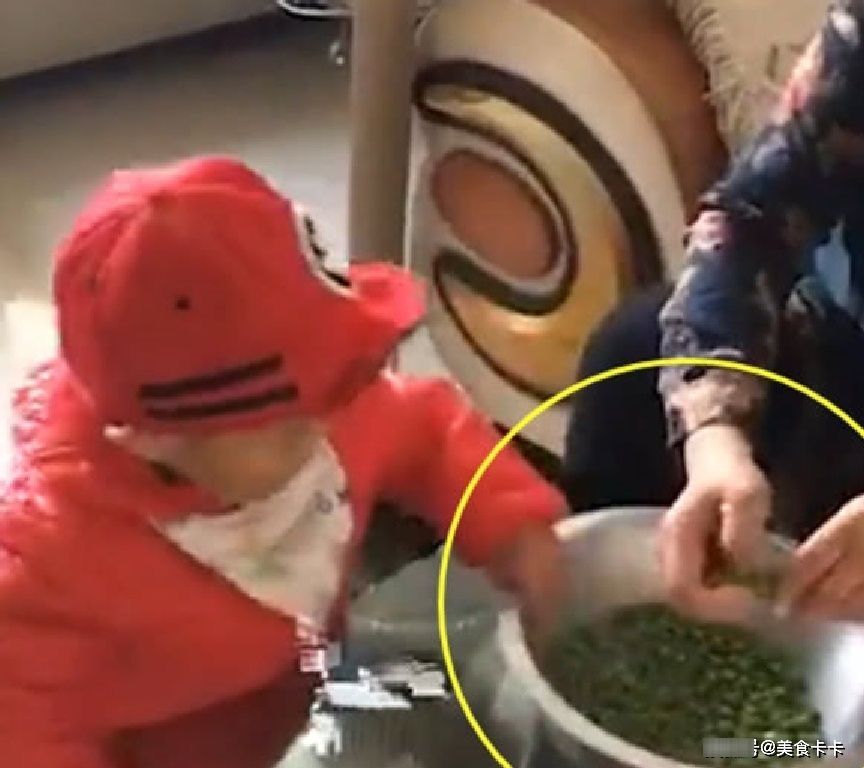 豌豆|奶奶上1秒钟还看着孙子笑呵呵,下1秒看到宝宝的动作后,气炸了