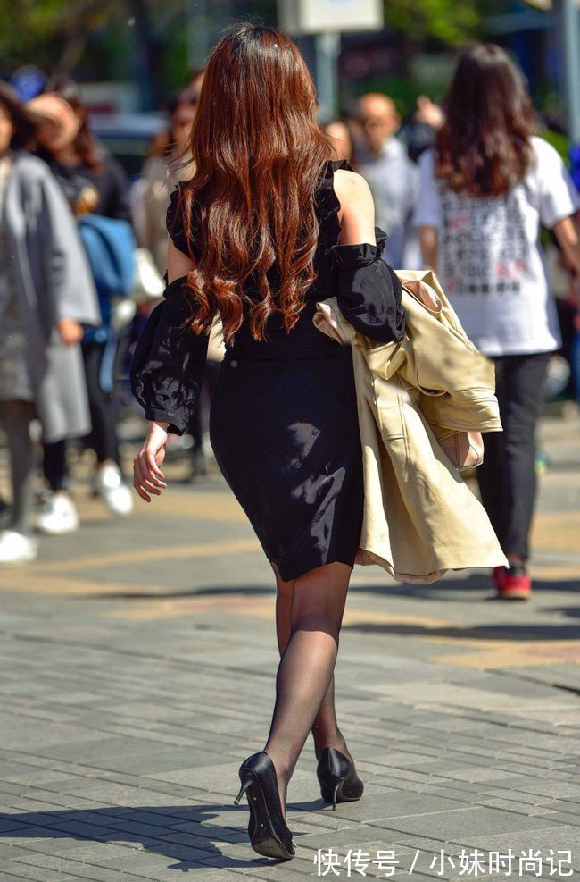 路人|路人街拍:性感的黑裙美女,自带冷艳高贵的气质!