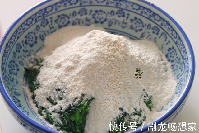 我家最爱的菠菜吃法,不炒也不拌,又香又软,一次一斤不够吃