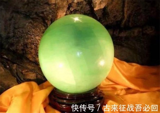 夜明珠@男子承包矿山挖出重6吨夜明珠,估值26亿卖不掉,放在公园成路灯