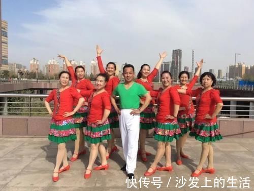 70后|新型啃老遇见对手,70后父母达成共识:不帮你带娃也不用你养老