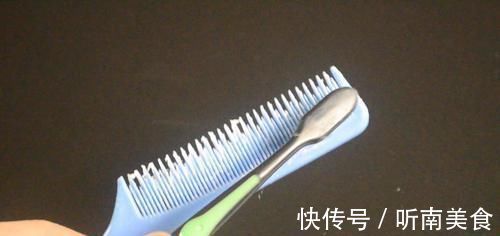 把牙膏涂抹在梳子上太实用了,我也是今天刚知道,看完尽快提醒家人