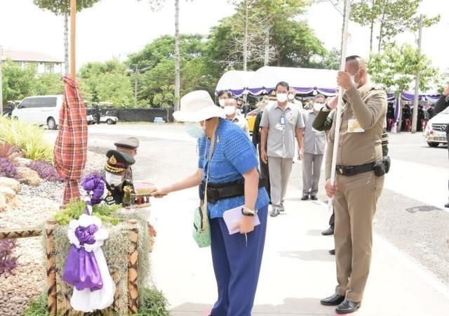 64岁诗琳通强势控场,苏提达摄政梦想落空,网友:姜还是老的辣