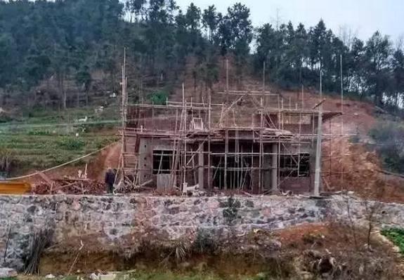 全村|花35万回老家盖房，三层别墅人人羡慕，一场暴雨我成了全村笑话